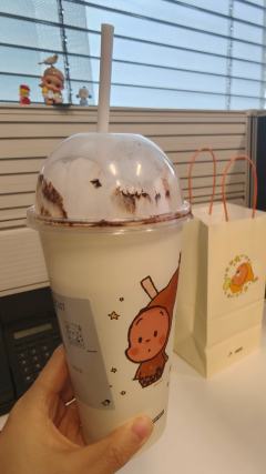 星星人⭐手里的鎏金奶茶🧋杯亮了