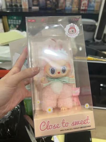 姐妹们，听我一句劝！
这小甜心一代真的是买到就是赚到！
本来以为就是个普通的，结果收到手直接惊呆！顶配的品相，顶级代工的工艺，这做工细节真的没谁了。
用的全是最高端的材质，摸起来那个手感，质感绝佳，拿