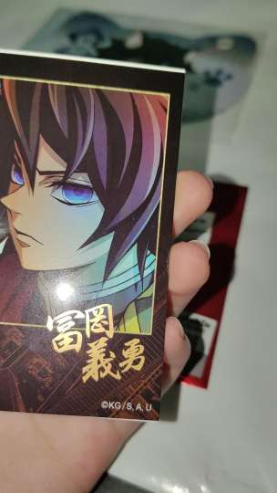 可能就是破防了，去线下收了一张，但是因为当时套卡膜了，回家才发现富冈两个字的旁边好像有瑕（感觉更像沾东西了）请问有解决办法吗(ToT)