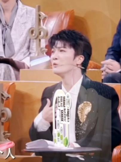 你不是爱吃刀子吗？来！给我吃！（抓起刀子塞向你的嘴里）