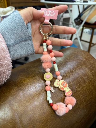 好看的，就是原来的绳子容易断，买的栗子奶油就断了，还好没断路上，配件都找到重新串起来了