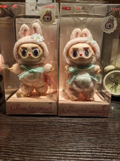 1.看眼睛
假的眼白特别多，眼神狰狞
真的眼白和瞳孔比例恰当，眼睛萌萌可爱

2.看脸型
假的成横向椭圆脸
真的脸蛋纵横比例恰当

3.看肚子
假的肚子白色部分很少，占1/3都不到
真的白色部分接近1