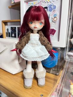 美丽的脸蛋配上不一样的造型，可玩性挺高的。也可以认为是玩换装