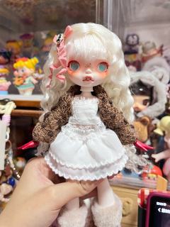 美丽的脸蛋配上不一样的造型，可玩性挺高的。也可以认为是玩换装