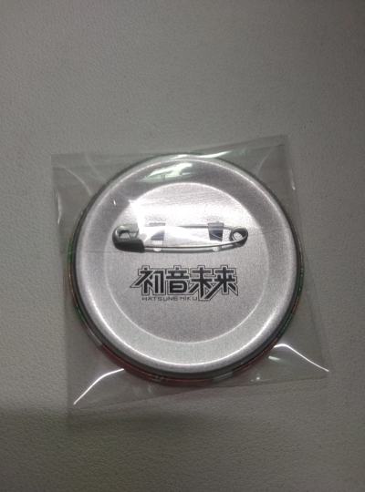 朋友生日想送她这个吧唧，但是平时不混二次元，也没买过吧唧，拜托了一个经常买吧唧手办的同学买的这个吧唧，想问问这个是不是正版的，怕到时候送盗版的朋友不高兴