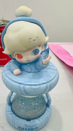 台面上随便拿了一个结果就是我最喜欢的颜色！！！爱了好可爱，上面dimmo头还是磁吸的