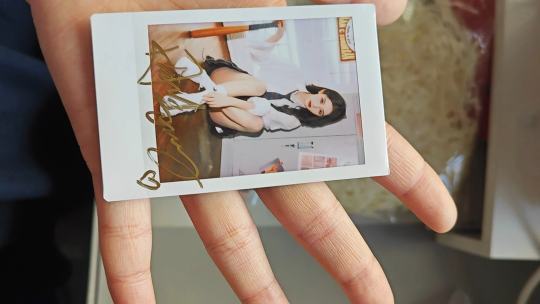 给朋友买的当礼物的，看不懂真，假求帮忙看