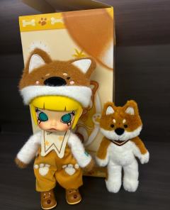 MOLLY抱抱柴犬
1/8可动人偶是泡泡玛特性价比最高的产品