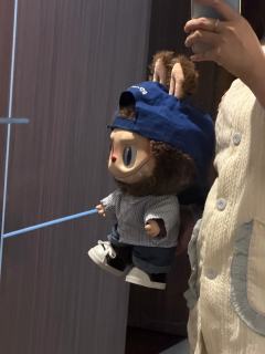 找了个不怎么戴的 跟国王还挺搭 这孩子脑袋是真大