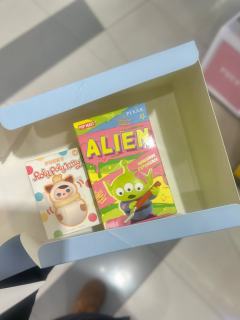 当我还在好奇🤨
这几天的潮玩热梗
“韭菜盒子”是什么的时候