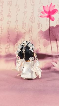 
皑如山上雪，皎若云间月～素衣搭光变花朵，是白色也是彩色