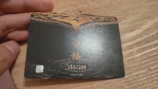 怪不得会迷恋上拆卡，拆出来看卡背带标然后推了推一看，哦吼居然还是带编的，突然更加激动了，虽然对该ip不是特别痴迷（别骂主包，求求了，马上去补），但看到展示出来的无论卡面还是绘画风格真的很喜欢。必须分享