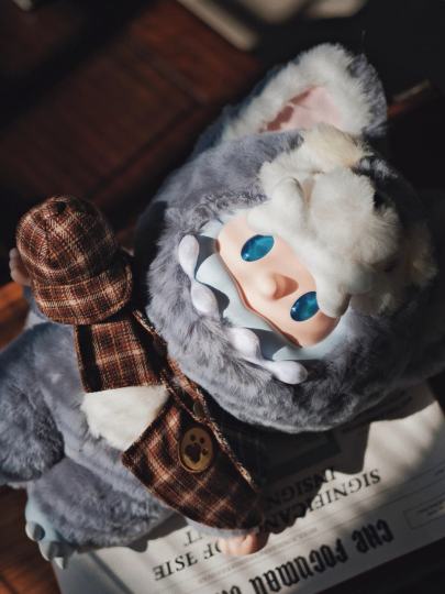 拥有的第四个Bob搪胶。这个颜色和设计我很喜欢。目前排名第一的是黑色恶魔兽，这款骨头侦探排名第二！！哈哈哈