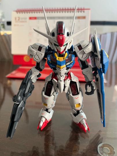 分件分色做的非常好，细节也做得也好，本来没想买的但是拼完确实被惊喜到了。头做的非常精致腿部也有联动。很推荐的一块模型。十分给七分吧。