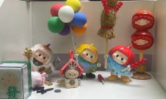 右右手里举着冰糖葫芦，看着就喜庆