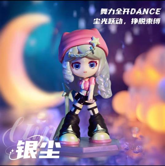 叶罗丽99°C练习室银尘款盲盒氛围感拉满！银灰渐变卷发搭配粉色针织帽，星月装饰精准戳中时间系角色设定，渐变炫彩鞋身+星星权杖摆件，每一处细节都透着精致，银尘厨直接锁死这款～