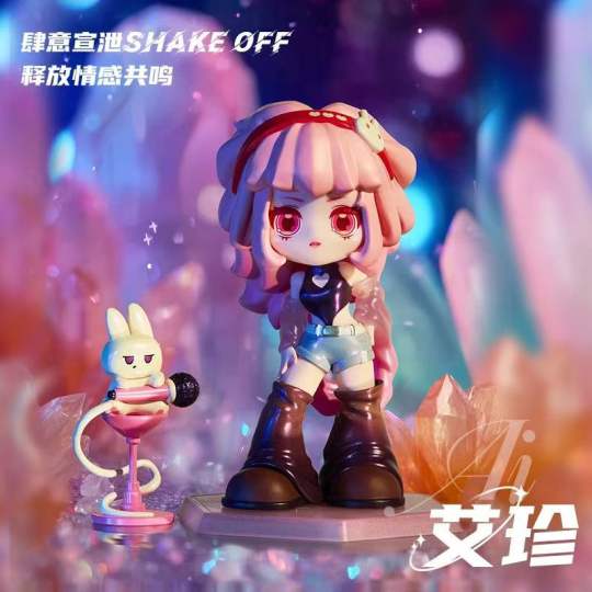 叶罗丽99°C练习室情公主款盲盒萌度天花板！粉雾感卷发搭配兔子麦克风摆件，黑粉撞色上衣配牛仔热裤，甜酷反差感拉满，水晶质感的背景底座还和角色设定呼应，情公主收藏党直接闭眼入～