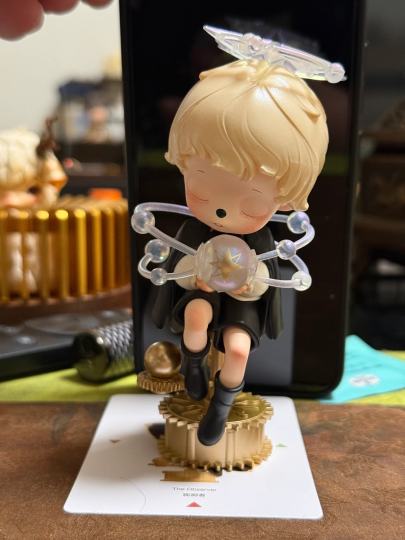 突然感觉这个小众IP的设计感很强，门店摇了个和网上手感完全对不上的，结果是封面款，实物挺精致的带点小神秘。就是底座应该用料再重点就好了，平衡性会好点。