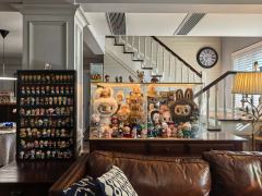 收纳柜就俩，labubu越买越多，太拥挤了，后背也得利用起来