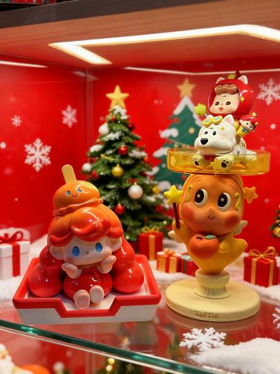 圣诞树顶的星光落下，手办定格了圣诞的浪漫。揣一口袋的童真与爱，在冬日里收获满满惊喜。🥰🥰🥰