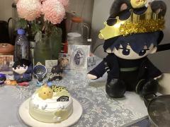 “他出生在一个阳光明媚的11月”
小哥生日快乐🎂🎁🎊�