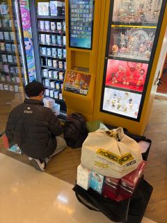 是谁，逮到了工作人员补货，哈哈，但是没有我爱的星星人！