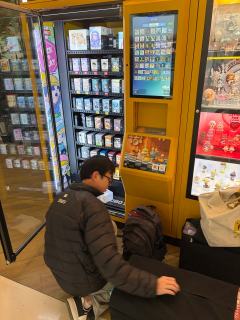 是谁，逮到了工作人员补货，哈哈，但是没有我爱的星星人！