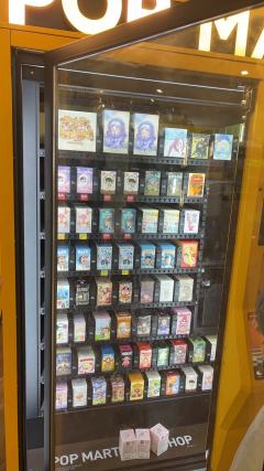 是谁，逮到了工作人员补货，哈哈，但是没有我爱的星星人！