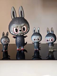 原色家族的 Zimomo 和 Labubu 们，
是时候抬高