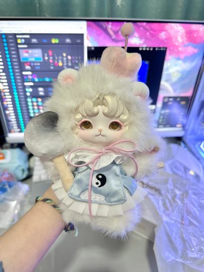 还好没退 实物真的好可爱啊 最干净最嫩的配色 蓝粉色yyds 毛色和头发也都是奶呼呼的白色 真的好喜欢这只！比sp大了一圈嘿嘿
