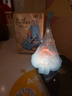 谁懂这个小瓶子的救赎感呀！
是漂流瓶！是小水袋！
是装着小金