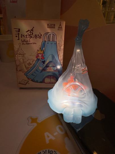 谁懂这个小瓶子的救赎感呀！是漂流瓶！是小水袋！是装着小金鱼的水袋！是童年！是在集市上捞的金鱼！是爸爸妈妈温暖大手牵着我的快乐！是我选中的金鱼跟我回家的喜悦！有家了，都有家了！！！