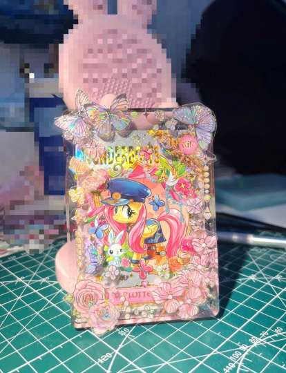 三个版本帮我看看哪个好！反反复复撕了又粘，感觉一直弄不满意，整体有点太多了但是感觉下部分贴的很喜欢舍不得撕😭有没有老婆出柔柔五弹sgr（心理价25左右↔️）     #哪个版本好看[投票]#