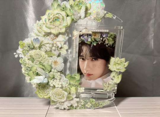 第一次做这个小卡立牌。花了几个小时时间但是做完之后真的觉得他们是绝配！！！爽了！！！再接再厉！！！	（唯一的缺点就是这个立牌本来可以旋转，但是我贴贴纸的时候贴出来了导致它现在不能转了）