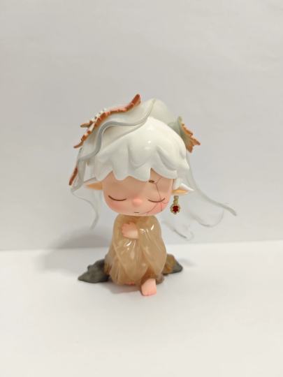 唤旧音，以文物螺钿紫檀五弦琵琶为原型，身着半透棕调长衫，双臂轻拢环抱自身，布料薄透映光，肌理隐约可见；头顶覆一层半透明磁吸头纱，渐变枯叶随性散落其上，风动时似要轻坠。