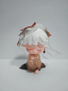 唤旧音，以文物螺钿紫檀五弦琵琶为原型，身着半透棕调长衫，双臂