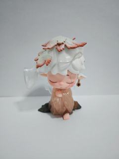 唤旧音，以文物螺钿紫檀五弦琵琶为原型，身着半透棕调长衫，双臂