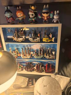 图一是最初方案，怕破坏相框原本的亚格力板用网格双面胶把透明的