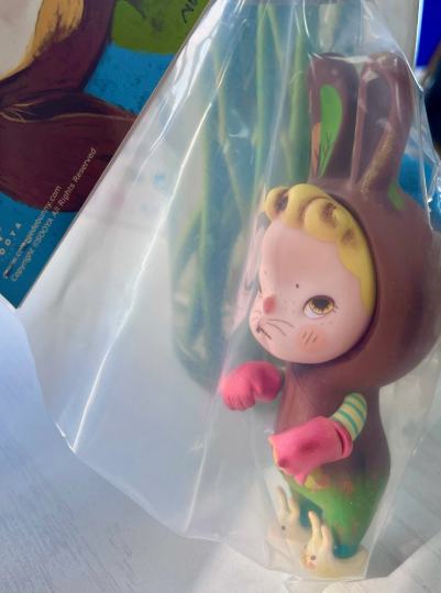 阳光透过树叶的缝隙，洒下金色的光斑，诉说着古老的秘密