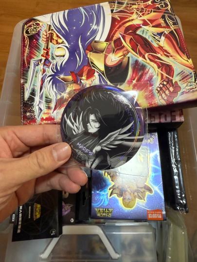 逛商场买了一个圣斗士的谷子，背后好像没有卡游的标志，不会是盗版的吧……