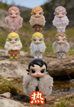 刚刷到Molly新出的毛绒系列，冻成小冰块的蓝毛毛软乎乎的，