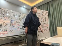 “当在永生长河漂流时，请紧紧抓住那些让你成为你的瞬间。它们或