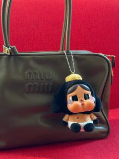 这款棕色哭娃和棕色的miumiu包简直太搭配了！！忍不住挂包