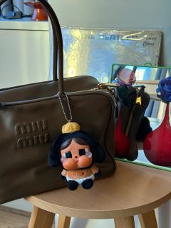 这款棕色哭娃和棕色的miumiu包简直太搭配了！！忍不住挂包