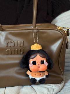 这款棕色哭娃和棕色的miumiu包简直太搭配了！！忍不住挂包