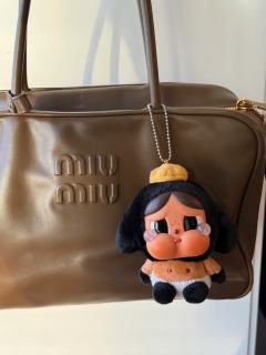 这款棕色哭娃和棕色的miumiu包简直太搭配了！！忍不住挂包