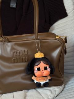 这款棕色哭娃和棕色的miumiu包简直太搭配了！！忍不住挂包
