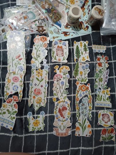 嘿嘿宝宝们！我最最最喜欢的一款胶带就是neetiska锤哥的《弗洛拉》！和纸材质真的很貌美，锤哥怎么这么会画！我大爱！
那么最近有喜欢的图案是【山凹凹工作室】和纸材质的《由想园》，这款花与人物相结合的