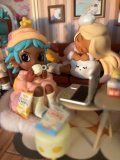 叛桃真的太可爱啦！新买的小房子也好可爱！开了灯超级温馨