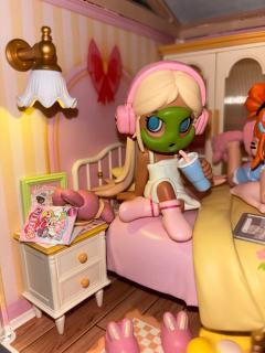 叛桃真的太可爱啦！新买的小房子也好可爱！开了灯超级温馨